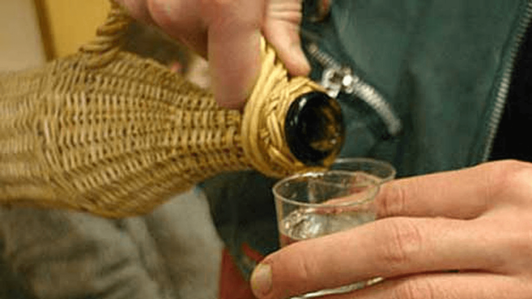 tuica Guvernul vrea să mărească de trei ori cantitatea de alcool pe care românii o pot produce acasă fără să plătească taxe
