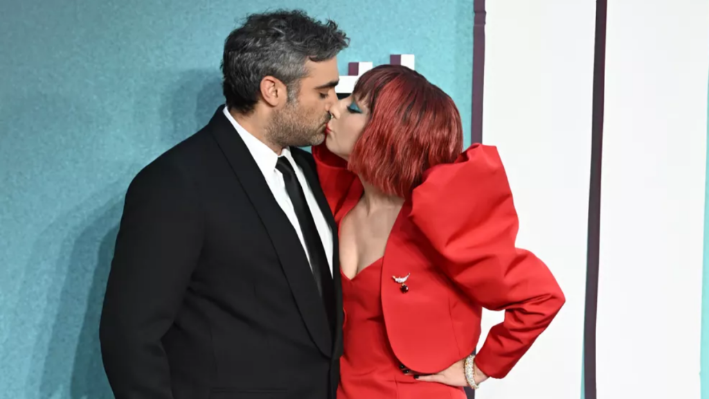 (VIDEO) Lady Gaga alături de logodnicul Michael Polansky la premiera din Londra a „Joker: Folie à Deux”