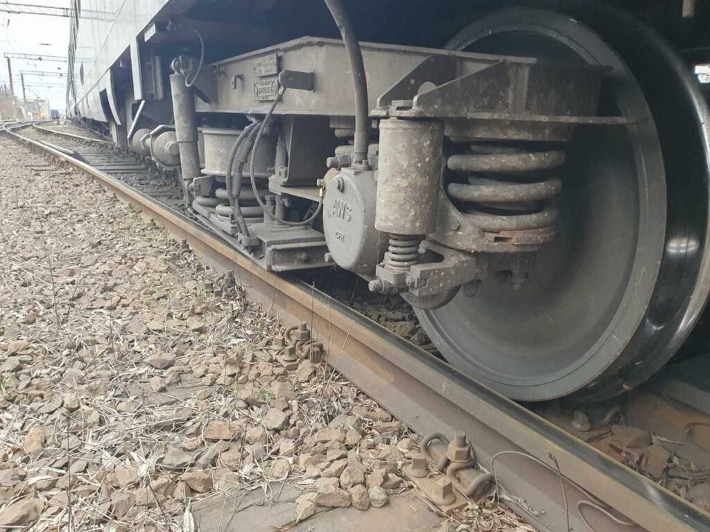 Vagonul unui tren a deraiat. Traficul feroviar este oprit între Timişoara Nord şi Arad
