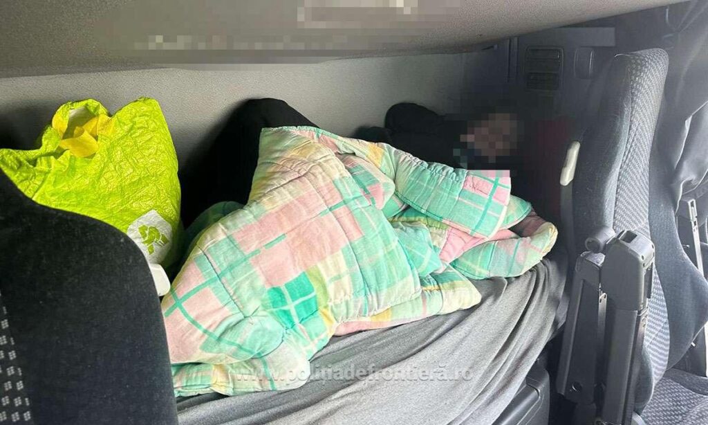 Minor ascuns în cabina unui camion, depistat de polițiștii de frontieră doljeni
