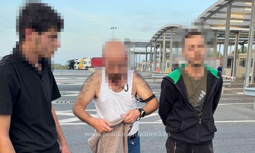 (VIDEO) Doi cetățeni străini depistați ascunși în portbagaj