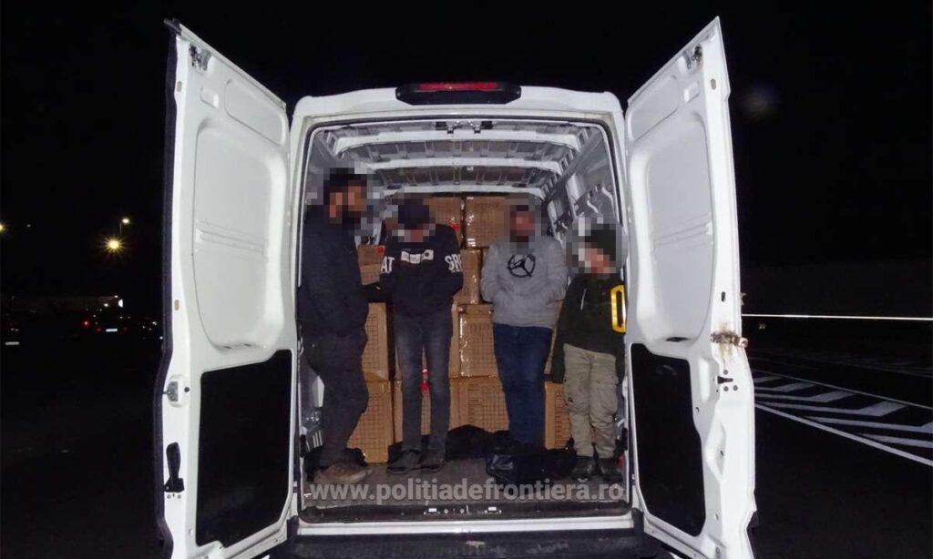 Patru sirieni ascunși într-un microbuz, depistaţi la PTF Calafat