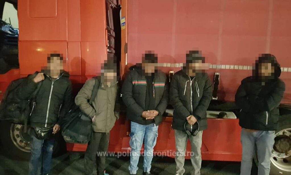 (VIDEO) Cinci cetățeni străini depistați ascunși într-un tir