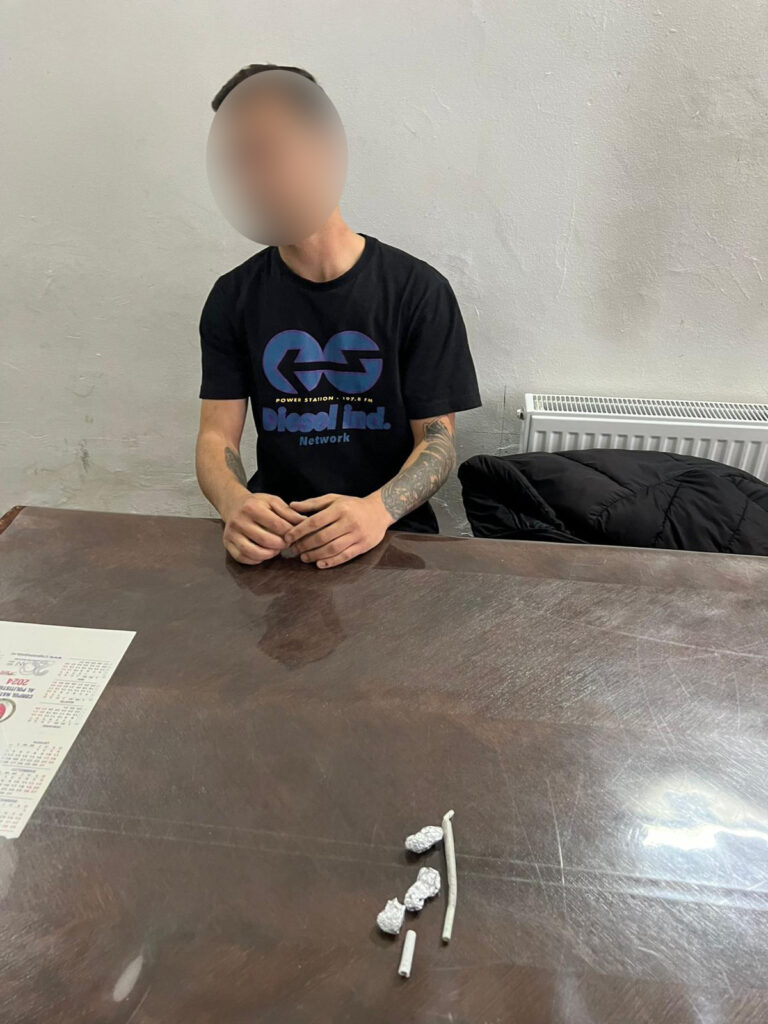 Vâlcea: Tânăr depistat cu substanțe suspecte în Călimănești