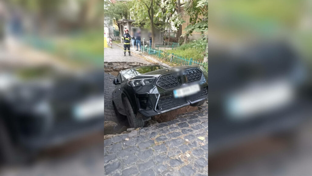 O stradă din București s-a surpat. Un bolid a ajuns în groapă