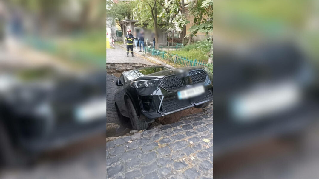 62489091 Bolid de lux înghițit de o groapă, pe o stradă din apropierea unei grădinițe din București