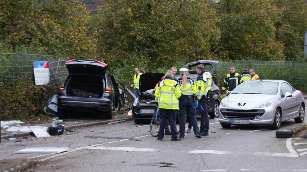 O mamă cu doi copii, uciși pe trotuar de un Audi scăpat de sub control