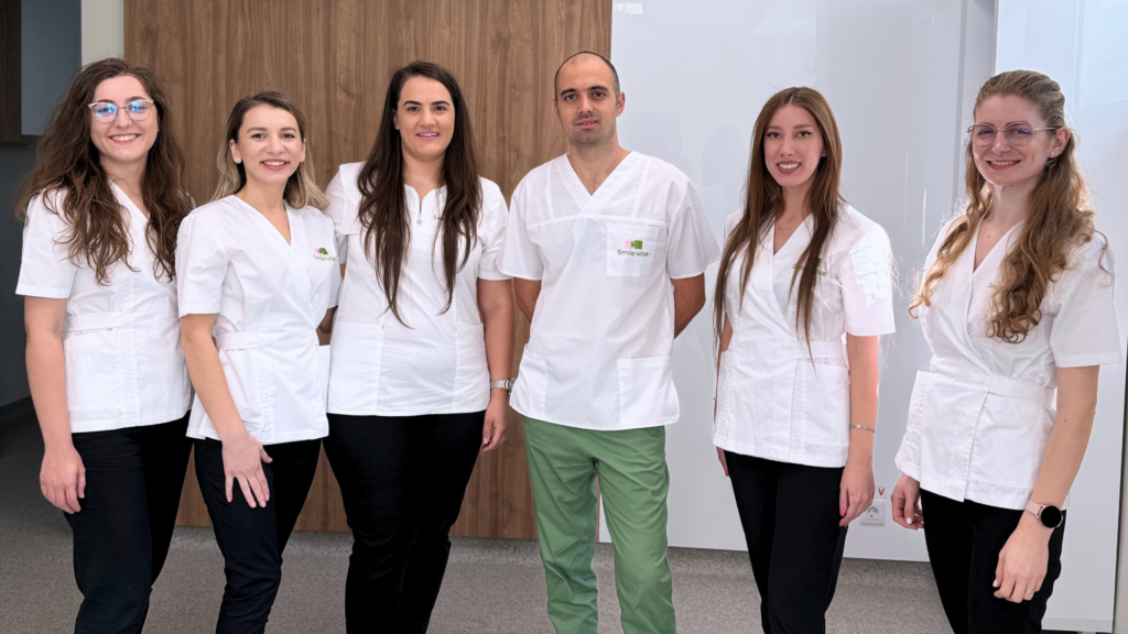 “Îi reînvăţăm să zâmbească”. Teama românilor de a merge la stomatolog şi medicii care aduc schimbarea