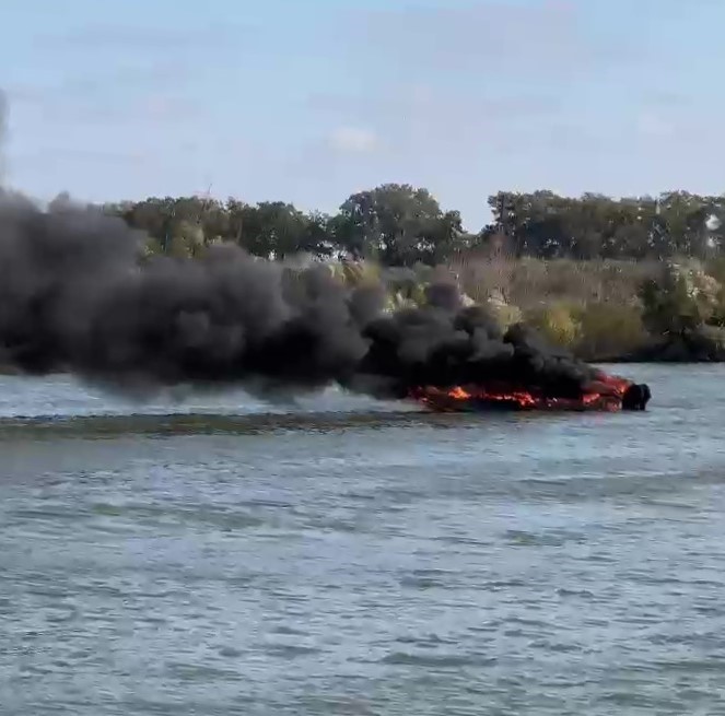 (VIDEO) Incendiu la o ambarcațiune în Delta Dunării