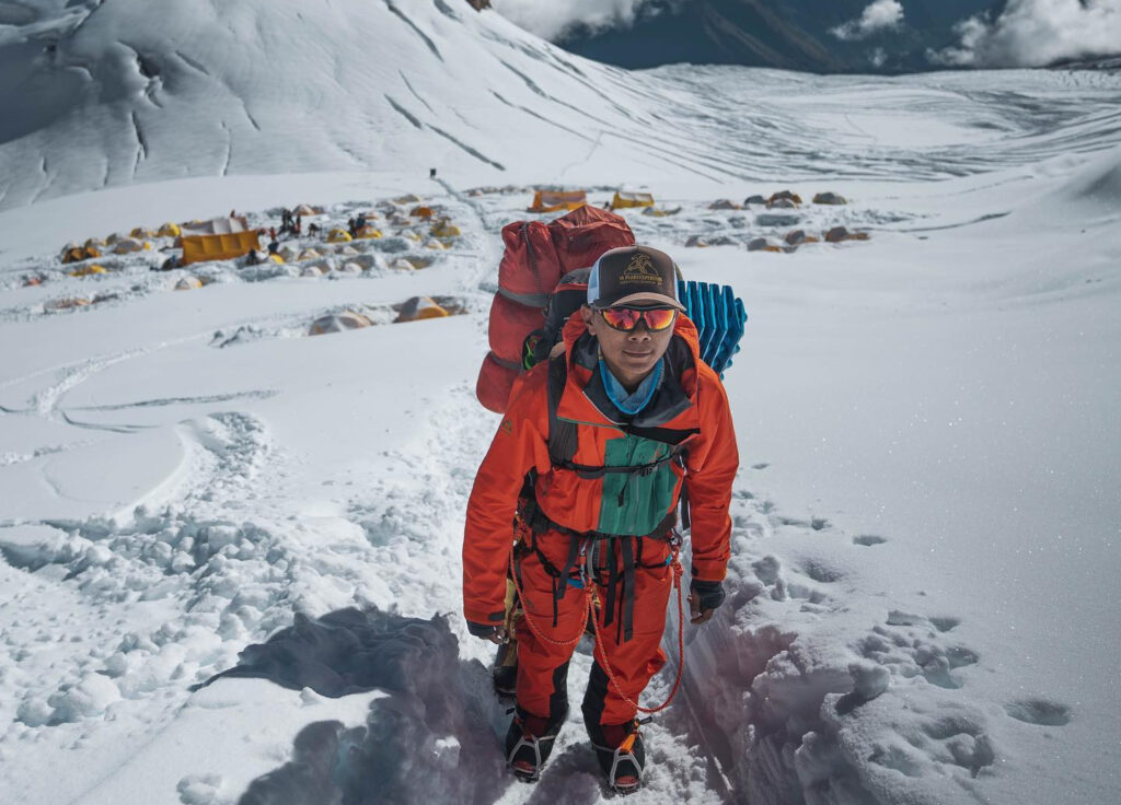 Nima Rinji, cel mai tânăr alpinist din lume care a escaladat toate cele 14 vârfuri de peste 8000 de metri