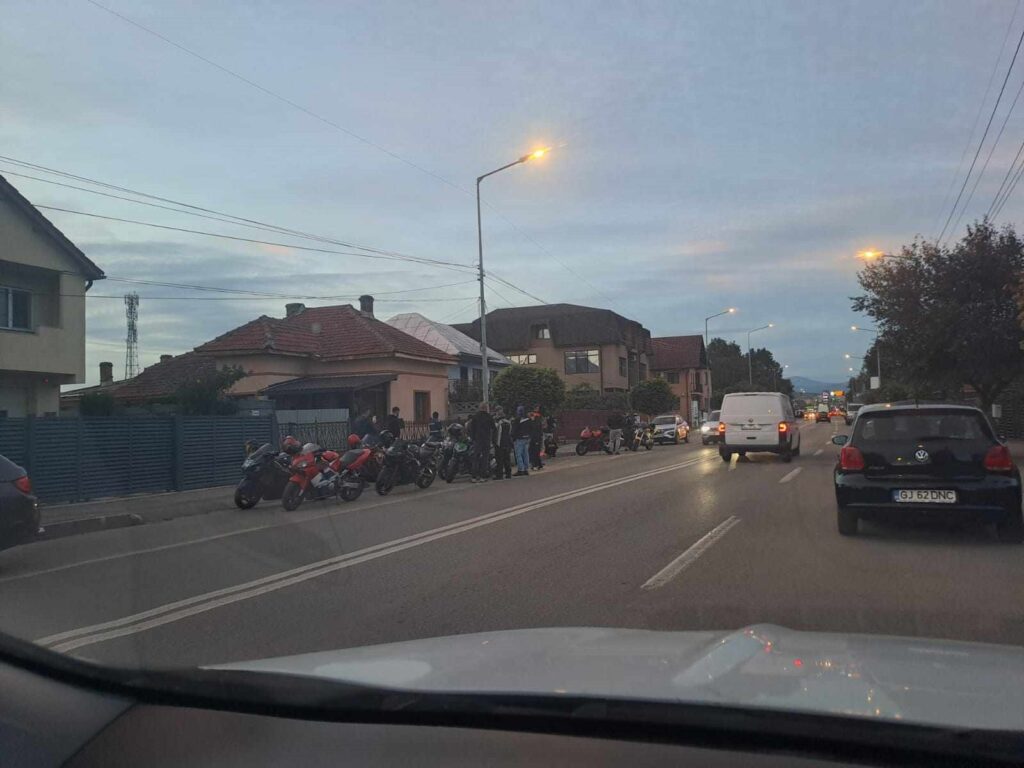 Zeci de motocicliști au aprins lumânări la Târgu Jiu în memoria tânărului mort după ce a fost lovit de o mașină