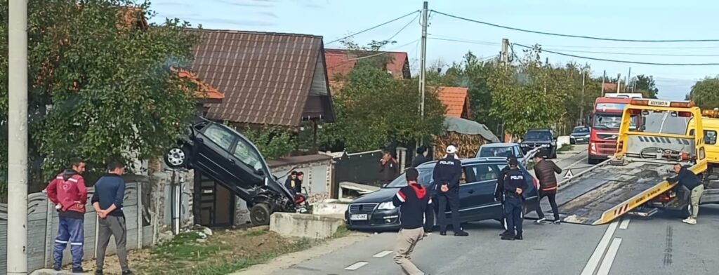 Gorj: O șoferiță s-a urcat cu mașina pe un gard la Plopșoru