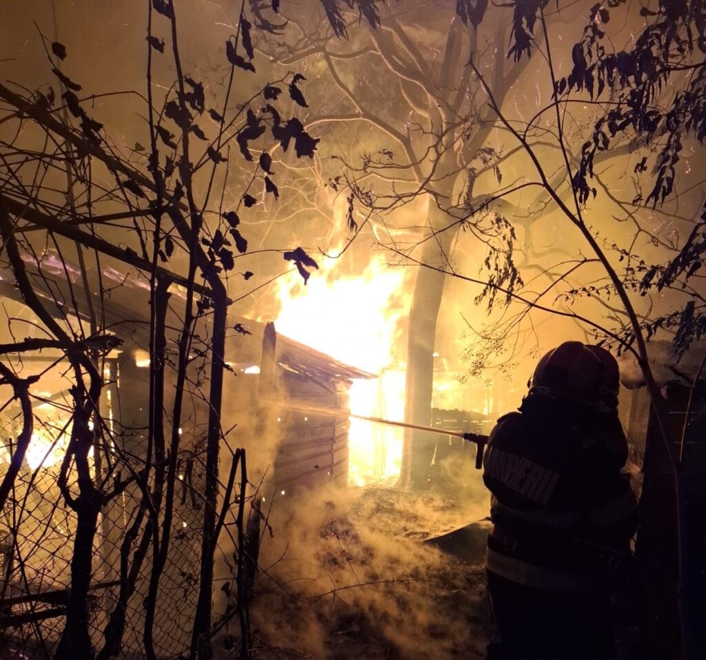 Mehedinți: Incendiu la mai multe anexe gospodărești din Pădina Mare