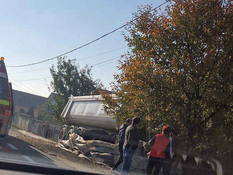 Gorj: Un tir a acroșat o femeie la Plopșoru, pe DN 66