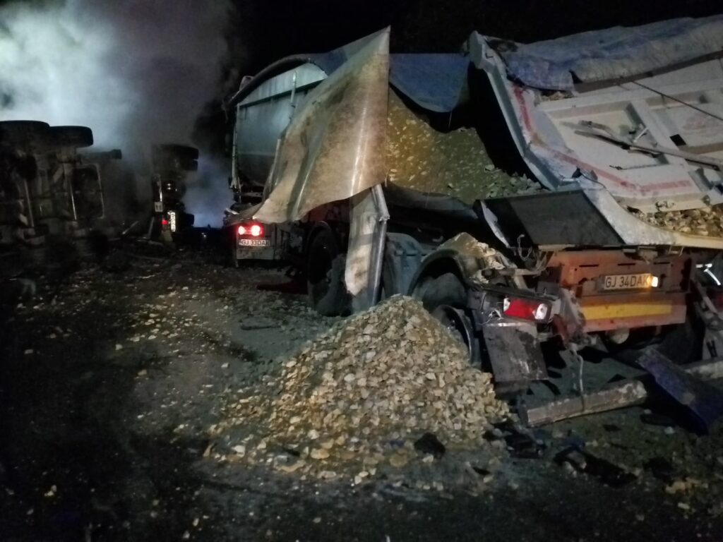 Vâlcea: Traficul este blocat pe DJ 676, după coliziunea dintre două autotrenuri