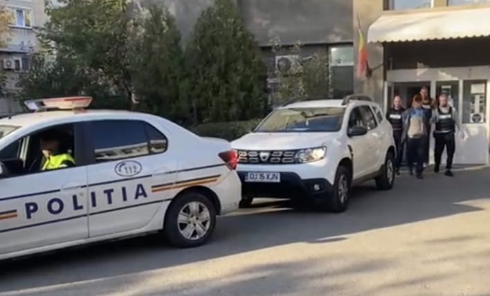 (VIDEO) Craiova: Cercetat pentru ultraj contra bunelor moravuri, reținut