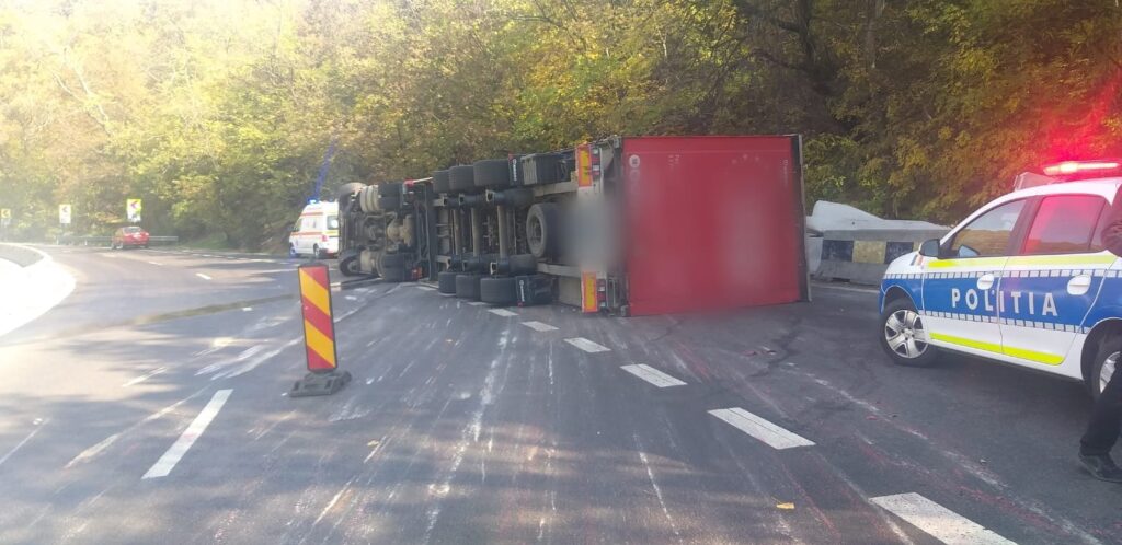 Trafic îngreunat pe Valea Oltului, după ce un autotren s-a răsturnat