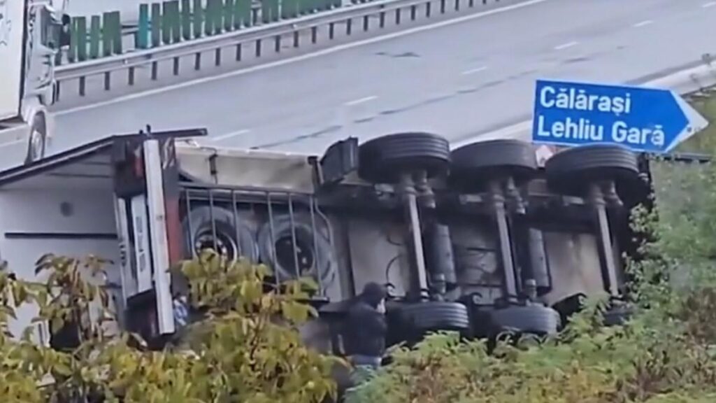 Un copil a murit, iar tatăl lui a fost grav rănit după ce  s-au răsturnat cu TIR-ul într-o curbă
