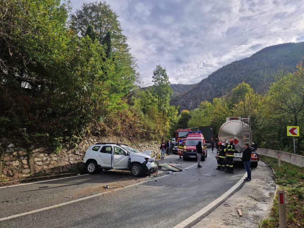 Persoană rămasă încarcerată în urma unui accident rutier în Defileul Jiului