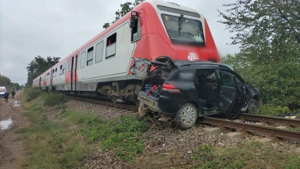 Un șofer a murit, iar o femeie a fost rănită grav, după impactul cu un tren