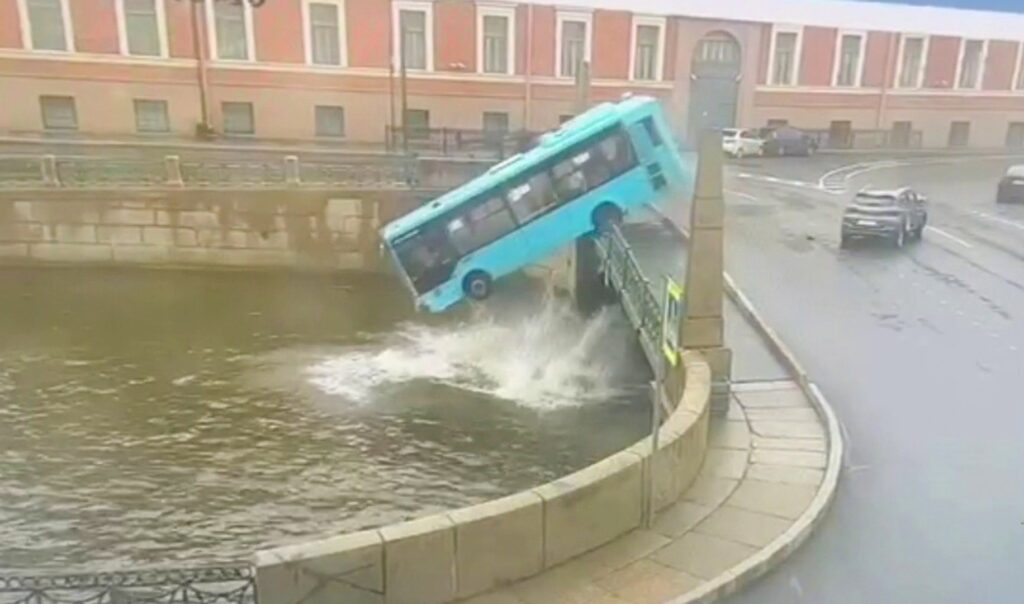 (VIDEO) Tragedie în Rusia. Șapte morți, după ce un autobuz a căzut într-un râu. Șoferul, condamnat
