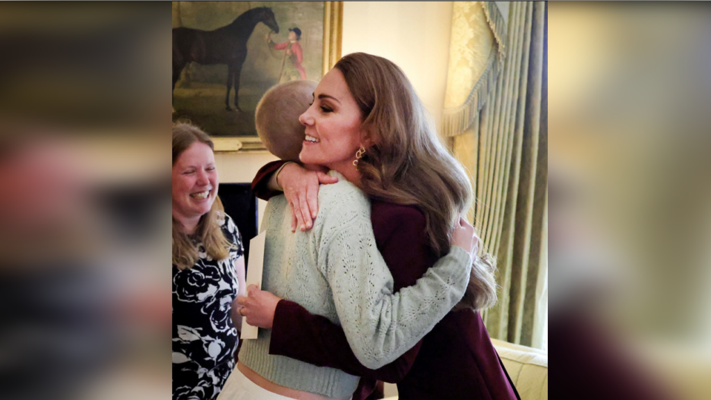 Kate îmbrățișează o tânără bolnavă de cancer la Castelul Windsor