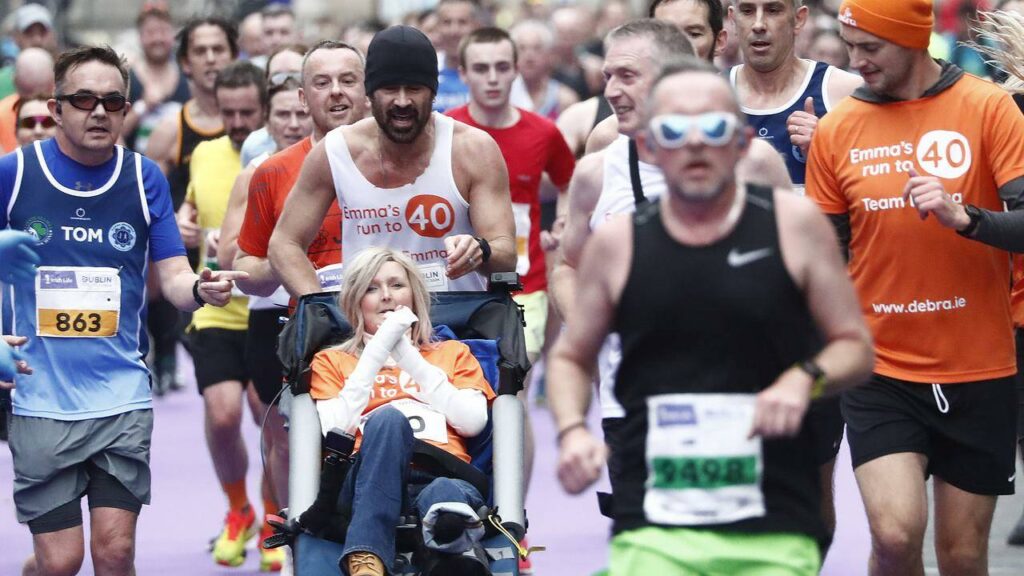 (VIDEO) Colin Farrell termină Maratonul de la Dublin în timp ce o împinge pe prietena sa într-un scaun cu rotile