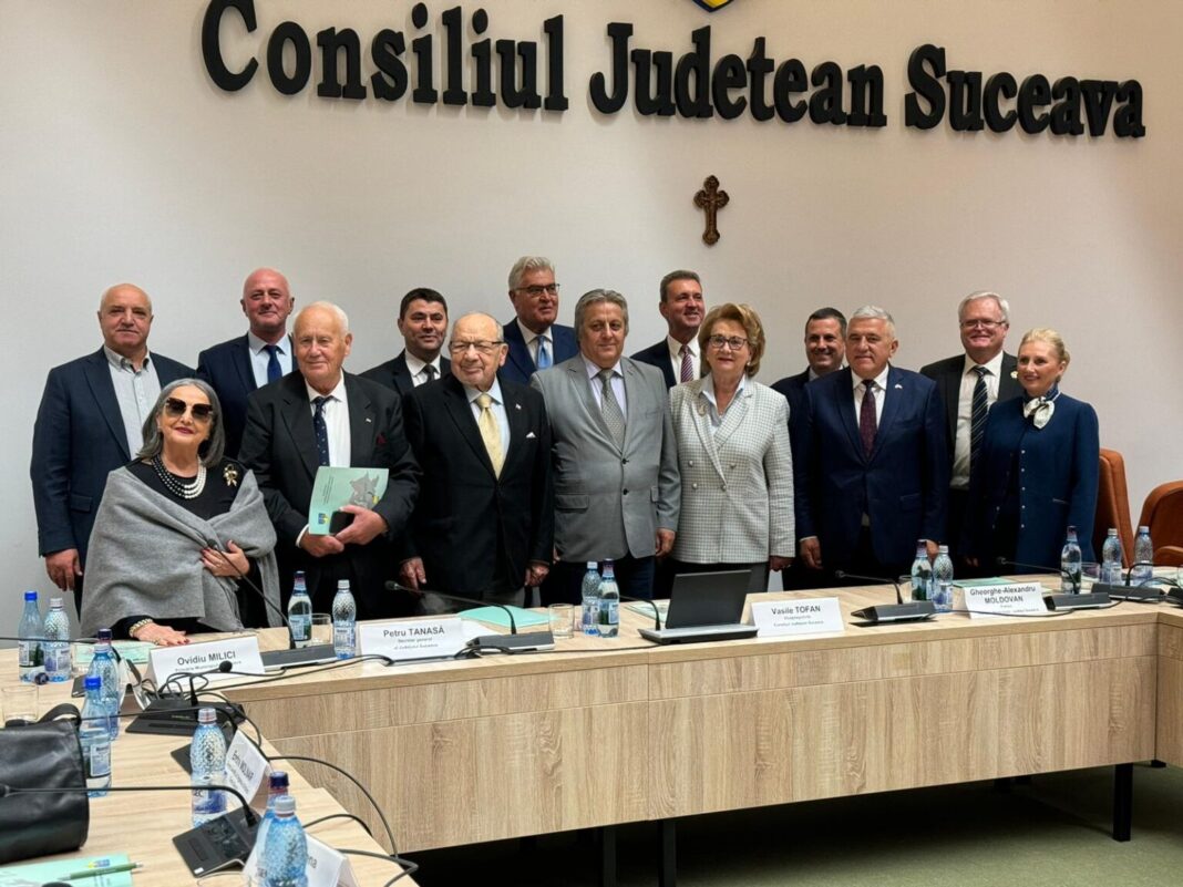 consuli onorifici Pe rândul din față: de la stânga la dreapta: Dna Av. Dr. Elena BUSTEA- Consul Onorific al Republicii Ecuador la București, Dl Endre MOLNAR- Consul Onorific al Ungariei la Drobeta Turnu Severin; Dl Ambasador Ioan DONCA – Consul Onorific al Letoniei la Bucuresti; Dl Vasile TOFAN -Vicepreședintele Consiliului Județean Suceava; Dna Georgiana POGONARU- Consul Onorific al Islandei în România; Dl Dumitru MIHALESCUL- Consul Onorific al Coreei de Sud la Rădăuți; Dna. Claudia NECHIFOR - reprezentantul Instituției Prefectului Jud. Suceava; Pe rândul din spate, de la stânga la dreapta: Dl Ioan BĂDELIȚĂ - președintele Fundației “Mission Emmanuel“ Suceava; Dl Ovidiu MILICI- reprezentantul Primăriei Mun. Suceava; Dl Petru TANASĂ - Secretarul General al Judetului Suceava; Dl Av.Dr. Mihai FERARIU – Consul Onorific al Marelui Ducat de Luxemburg la București; Dl Marius-Mihail PUIU – Consul Onorific al Republicii Austria la Constanța și Co-organizator al evenimentului; Dl Georg BARDEAU –Consul Onorific al Republicii Austria la Timișoara și Dl Mircea HOTOLEANU– Consul Onorific al Finlandei la Cluj-Napoca.