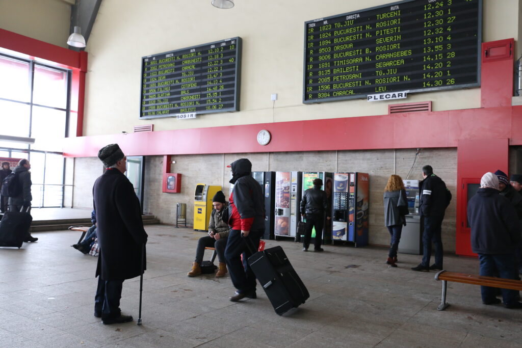 Regionala Căi Ferate Craiova scoate bani pentru a face curăţenie în 18 staţii