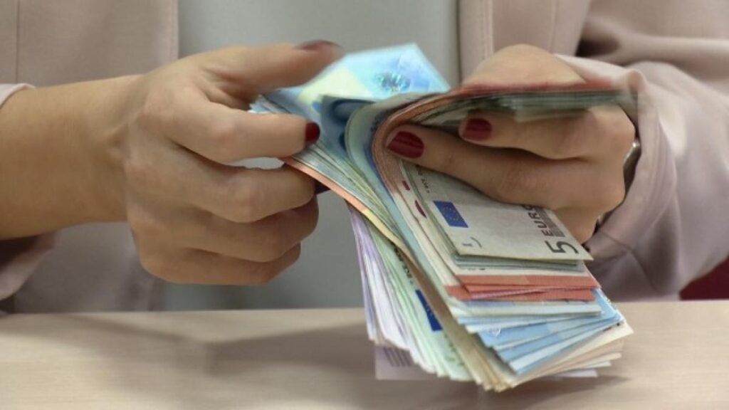 Un consultant financiar şi-ar fi însuşit peste 700.000 de lei din conturile unei firme