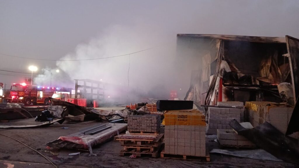 Două incendii la un depozit de materiale de construcţii, în aceeaşi noapte