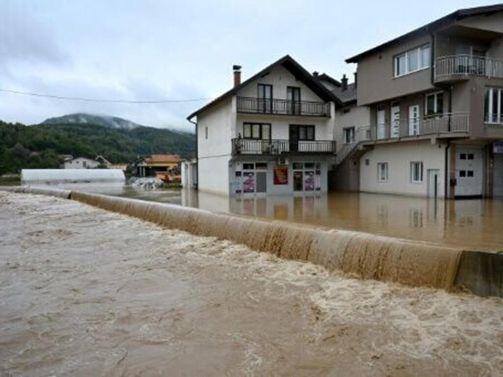 (VIDEO) Cel puțin 22 de persoane au murit în inundațiile devastatoare din Bosnia