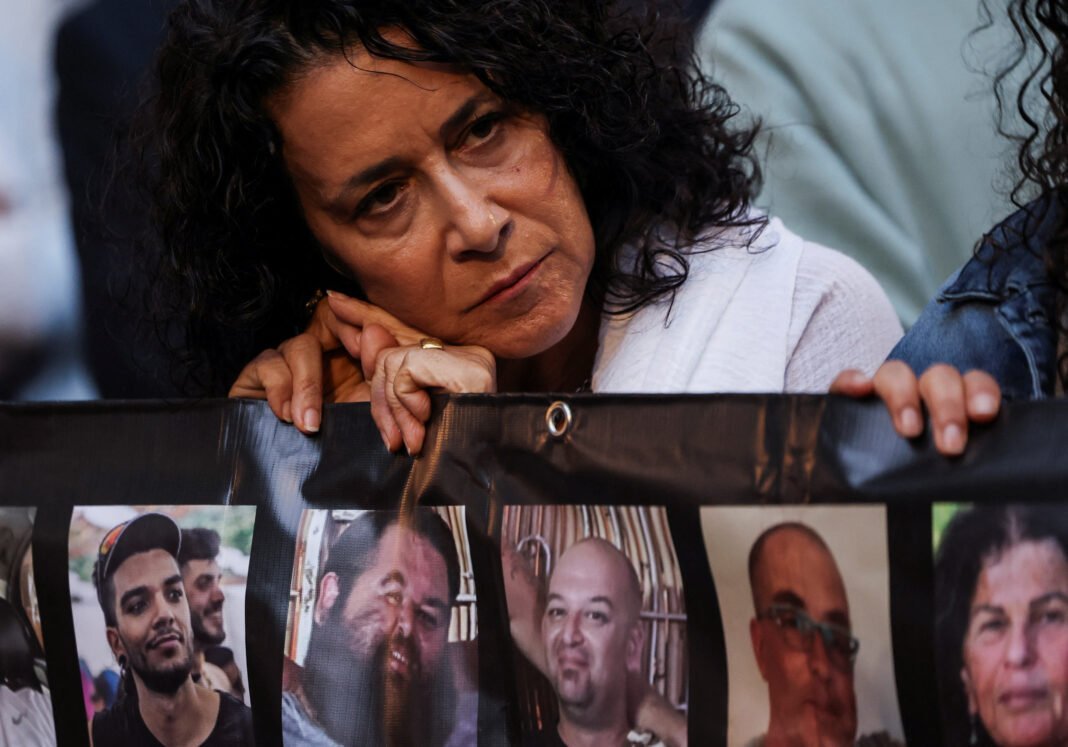 Anniversary of October 7 attack, in Jerusalem O femeie reacționează în timp ce participă la un marș către reședința privată a premierului israelian Benjamin Netanyahu, pentru a marca un an de la atacul mortal din 7 octombrie al Hamas, la Ierusalim (REUTERS/Ronen Zvulun)