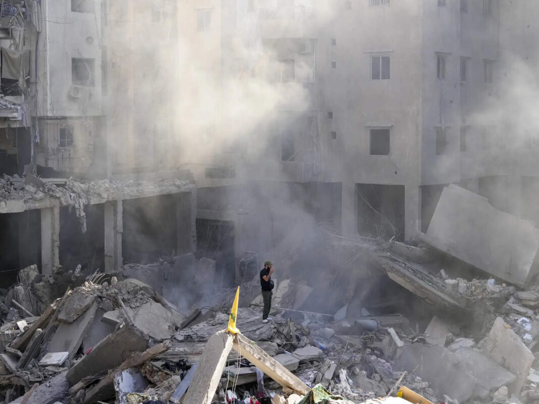 israeli-airstrikes-kill-dozens-across-lebanon Atacurile sunt printre cele mai mortale din Liban de la escaladarea conflictului Israel-Hezbollah luna trecută