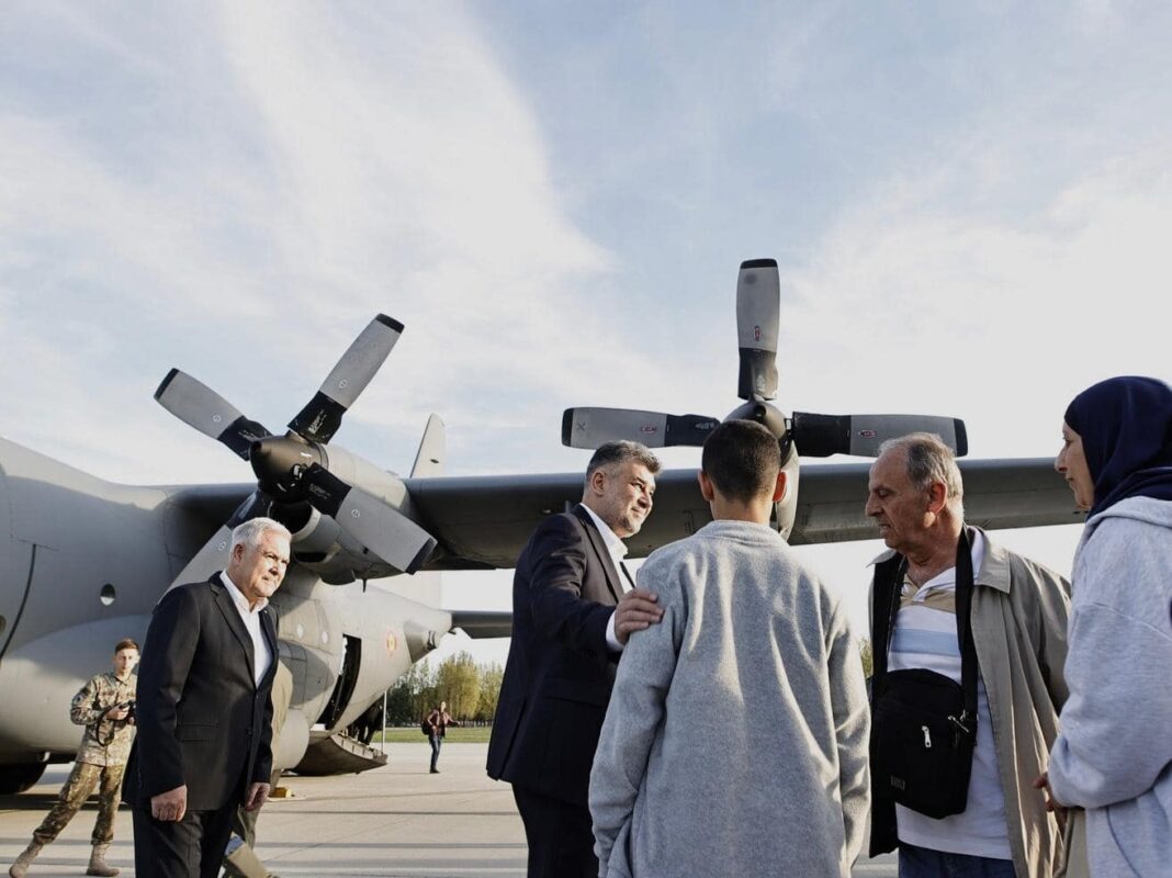 liban avion Românii repatriați din Liban, întâmpinați la aeroport de primul ministru și de ministrul Apărării