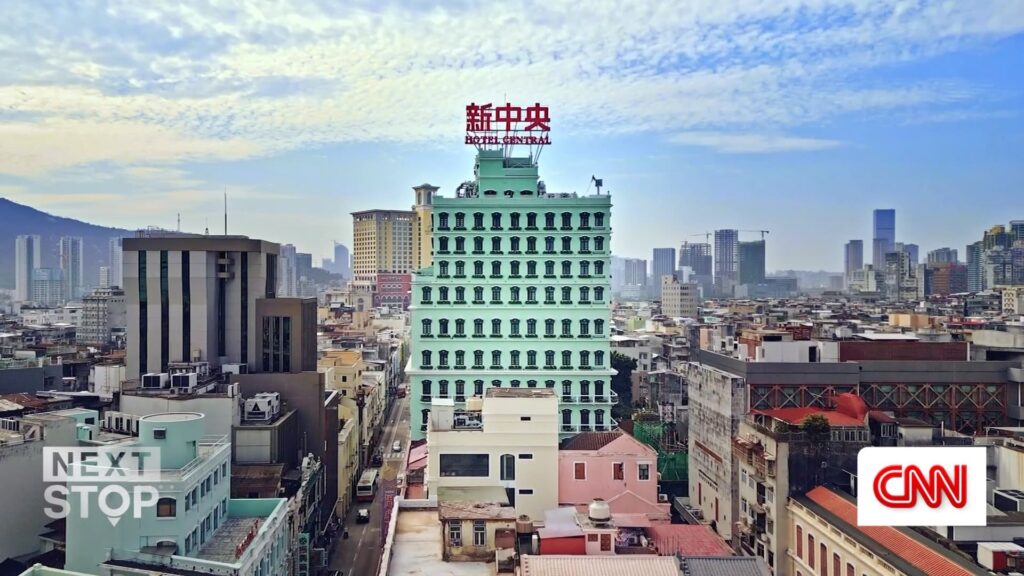 În copilărie, a fost dat afară dintr-unul dintre cele mai bune hoteluri din Macao și a promis că îl va prelua. Astăzi, el este proprietarul