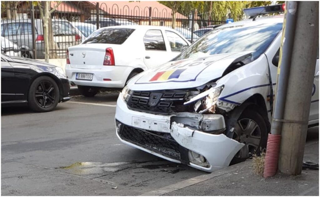 O mașină de poliție aflată în misiune s-a ciocnit cu un autoturism în centrul Capitalei