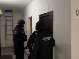Persoane cercetate pentru constituirea de grup infracţional organizat şi trafic de migranţi