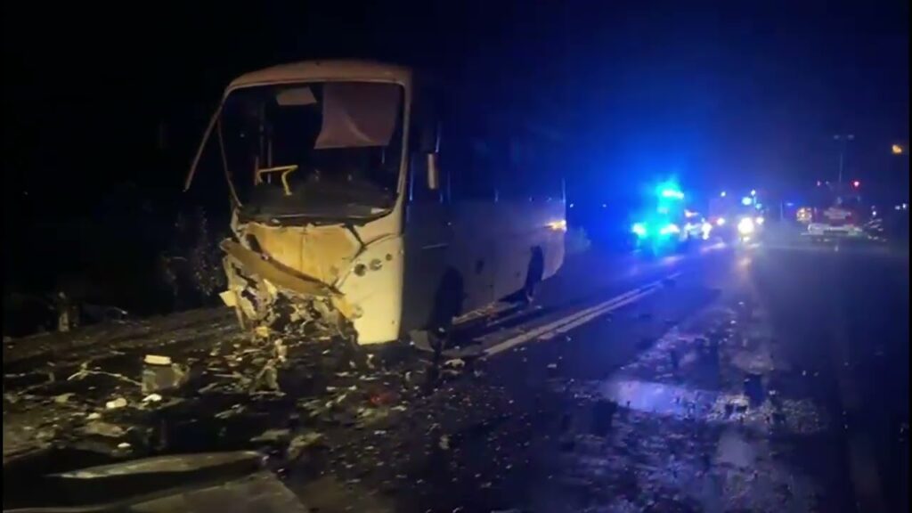 (VIDEO) Doi morți și zeci de răniți într-un accident rutier pe DN 66