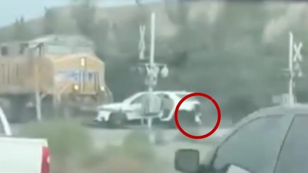 (VIDEO) Copii salvați dintr-o mașină blocată pe calea ferată