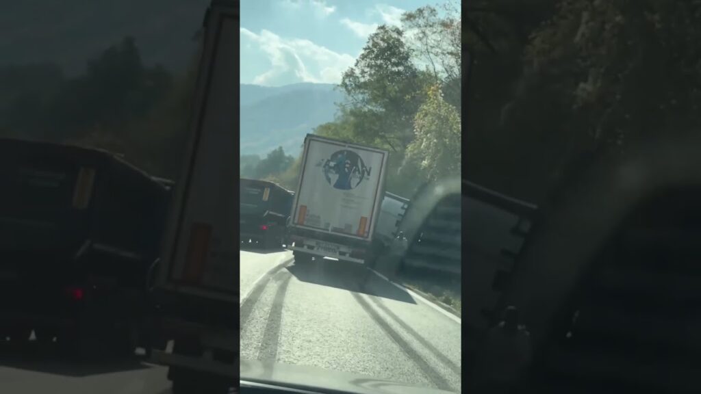 (VIDEO) Vâlcea: Coliziune între cinci autovehicule pe DN 64. Se circulă alternativ