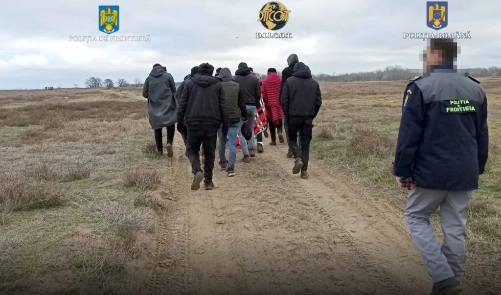 Zece inculpați din Dolj şi Mehedinţi, judecați pentru trafic de migranţi