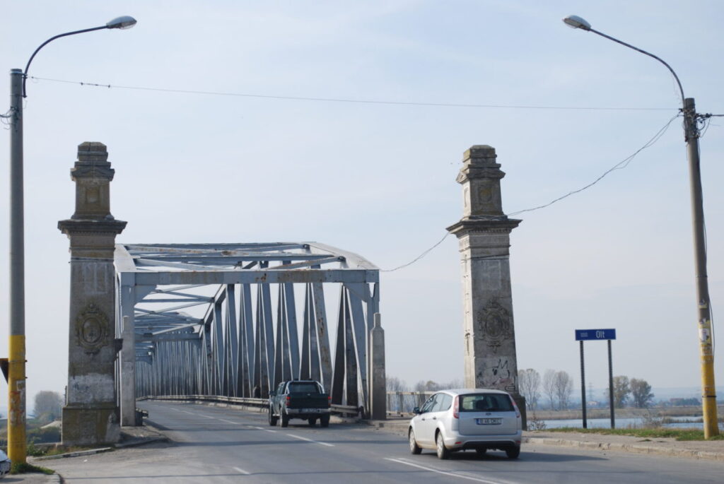 Olt: Două persoane rănite într-o coliziune în lanț pe DN 65 – E 574