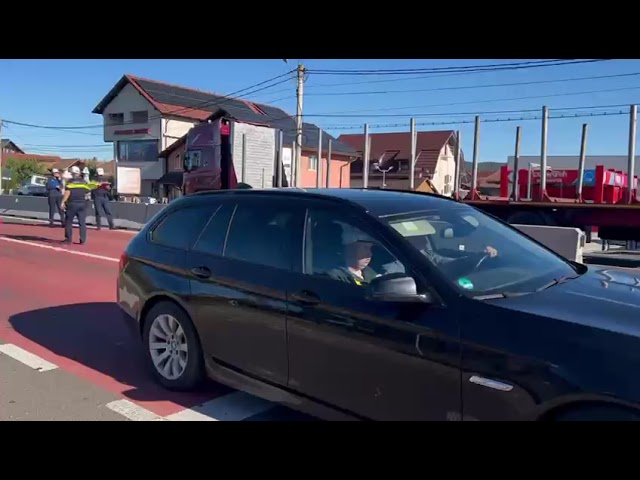 (VIDEO) Vâlcea: Coliziune între două mașini, soldată cu doi răniți