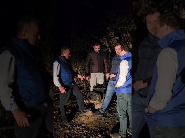 (VIDEO) Patru lideri politici de la PNL Gorj au găsit o conductă de gaze într-o pădure