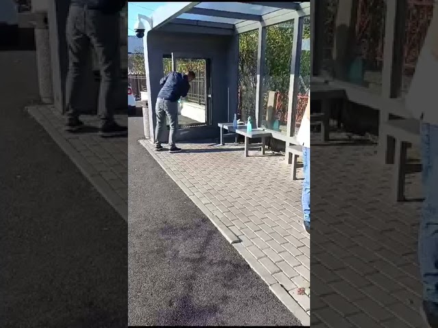 (VIDEO) Directorul Transloc Târgu Jiu, la spălat de geamuri într-o stație de troleibuz