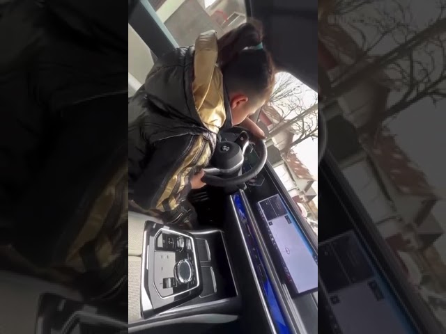 Copil de 10 ani, filmat în timp ce conducea un BMW 