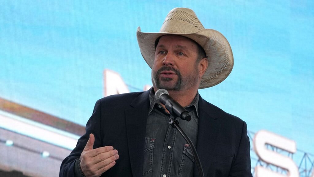 Cântărețul Garth Brooks, acuzat de viol