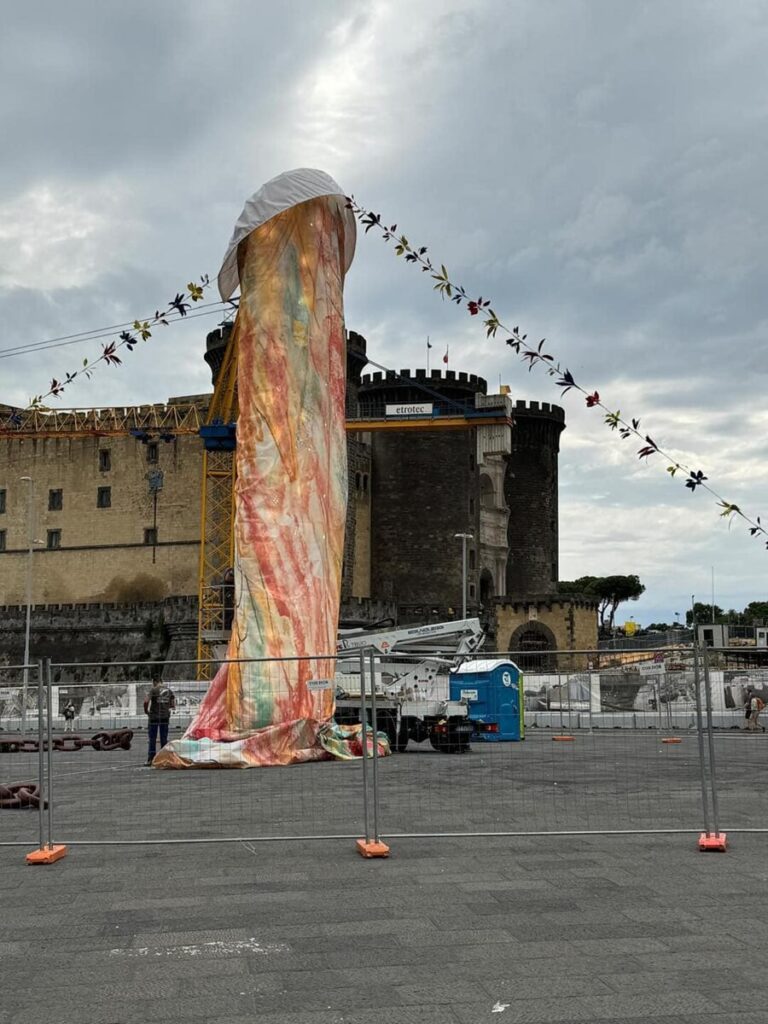 (VIDEO) Pulcinella „falică” din Piazza Municipio din Napoli, celebră pe rețelele de socializare