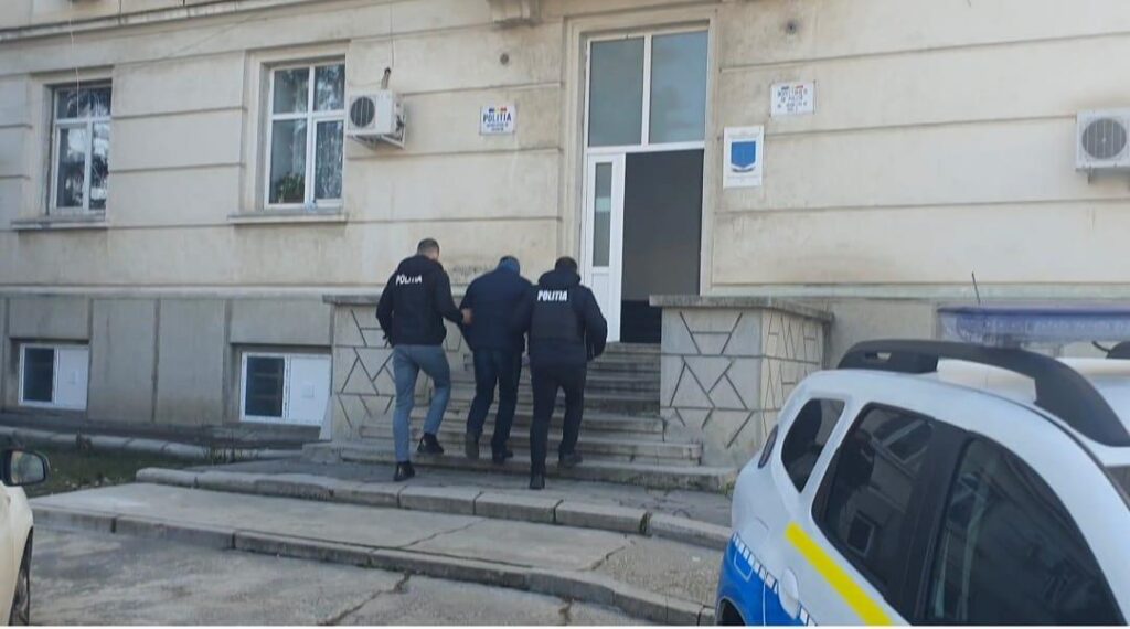 Minoră violată de tatăl său, exploatată sexual după ce a plecat de acasă